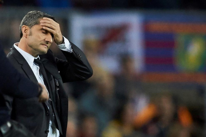 Ernesto Valverde se lamenta durante el encuentro de los azulgranas frente al Slavia.