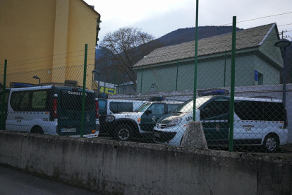 Furgones de la Guardia Civil estacionados ayer en el cuartel de Bossòst.