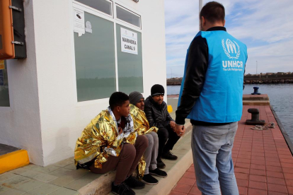 Cuatro migrantes consiguieron ayer llegar a las islas Chafarinas y fueron trasladados a Melilla.