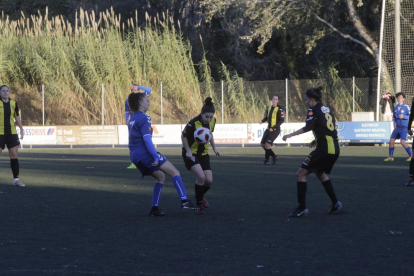 Una jugadora de l’AEM lluita pel control de la pilota en una acció del partit.