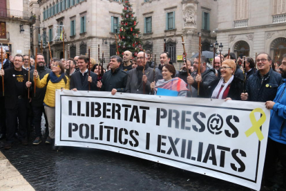 Algunos de los alcaldes y regidores que ayer marcharon por Barcelona en favor de los presos.