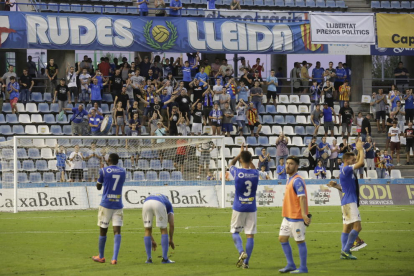 Los jugadores del Lleida saludan a la afición el pasado domingo.