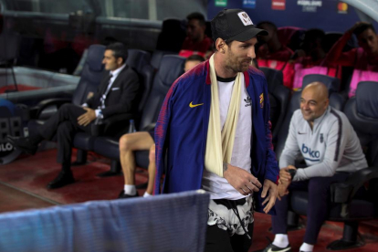 Leo Messi apareció con el brazo en cabestrillo.