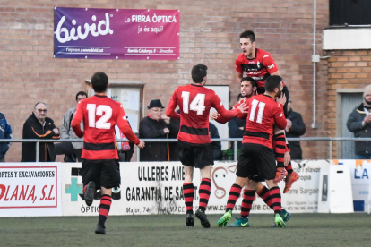 Els jugadors de l’EFAC Almacelles celebren un dels gols aconseguits davant del Cambrils.