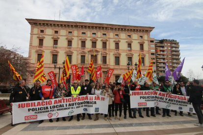 Un centenar d’agents van participar en la protesta davant de la subdelegació a Lleida.
