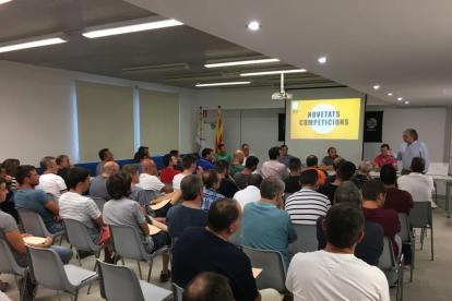 Un momento de la reunión de clubes, que se celebró ayer en el Complex Esportiu del Segrià.