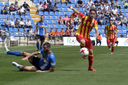Javi López controla el balón en una acción del encuentro que enfrentó ayer al Lleida y al Hércules.