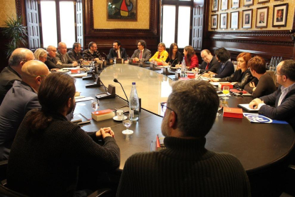 La reunió de la Mesa de Parlament amb representants dels grups.