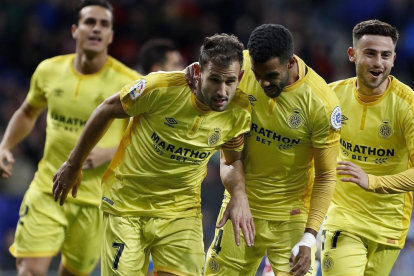 Stuani celebra con sus compañeros su segundo gol ante el Espanyol, ayer en el RCDE Stadium.
