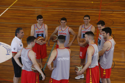 Los técnicos y ayudantes de los equipos base de España posan junto a Scariolo y los jugadores de Lleida que intervinieron en la sesión.