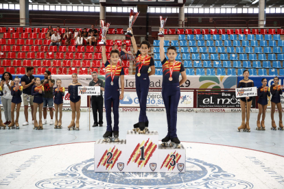 El patinador pallarés, en el centro, en lo más alto del podio.