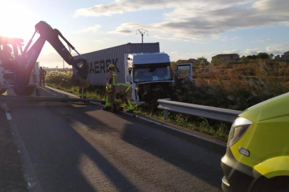 Un camión choca contra un guardarraíl en Bellcaire d’Urgell