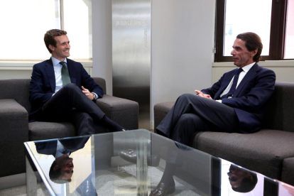 Casado y Aznar, ayer, durante su reunión en la sede del PP.
