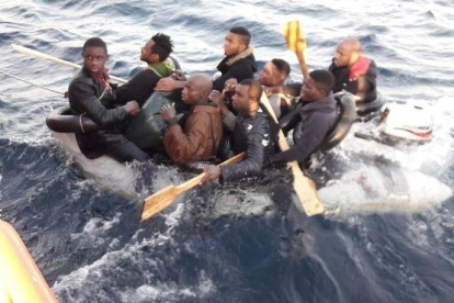Rescate de un grupo de migrantes en el Estrecho.