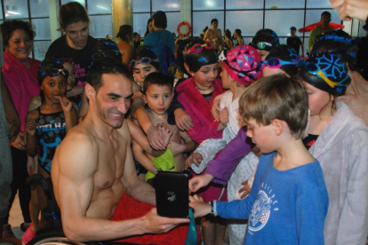 El nadador paralímpic Miguel Luque fa un clínic a Vielha davant més de cent persones