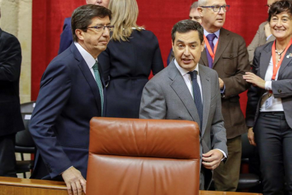 Els líders de Ciutadans, Juan Marín (esquerra), i del PPA, Juanma Moreno, a la seua arribada al Parlament andalús