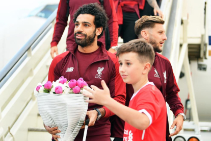 Mohamed Salah, la figura del Liverpool, recibe un ramo de flores a su llegada a Kiev.