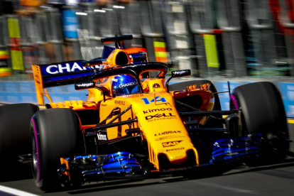 El McLaren de Fernando Alonso, durant la sessió d’ahir en el GP d’Austràlia.