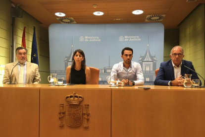 Anna González, de La Seu, y Alberto Contador, a su izquierda, tras reunirse ayer con la ministra. 