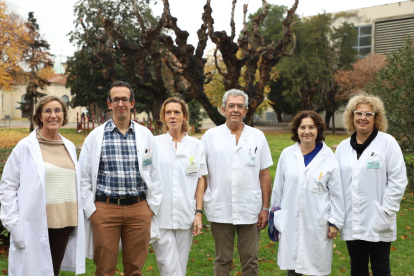 Foto de família de l’equip amb membres dels serveis d’Anestesiologia, Traumatologia, Infermeria i Banc de Sang i Teixits.