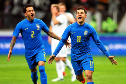 Coutinho festeja el gol que marcó de penalti en la goleada de Brasil sobre Rusia.