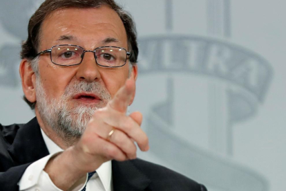 Rajoy acusa a Sánchez de “debilitar a España” por su “interés personal” 