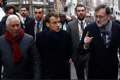 Rajoy paseando ayer por Bruselas antes de la cumbre con los jefes de Gobierno de Portugal y Francia.
