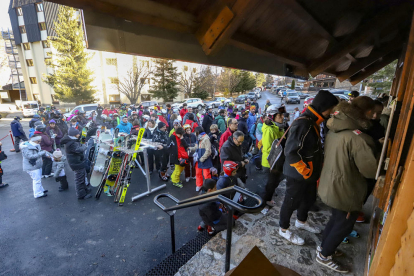 Esquiadores accediendo a las pistas de Espot, que ayer estrenó la temporada de invierno y el telesilla. 