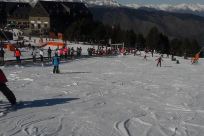 Esquiadors a l’accedir a les pistes d’Espot, que ahir va estrenar la temporada d’hivern i el telecadira.