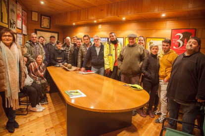 Reunión anoche en la sede la Societat de Sant Antoni Abat con miembros de la nueva y la antigua junta.