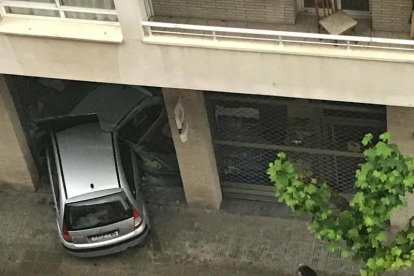 Un cotxe s’encasta contra l’aparador d’una botiga a Balaguer