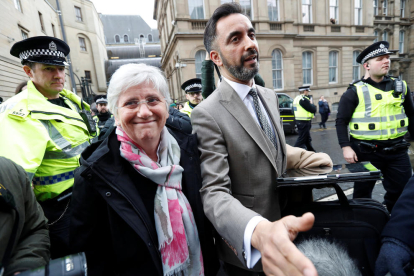 Clara Ponsatí i el seu advocat, Aamer Anwar, ahir després de sortir del jutjat a Edimburg.