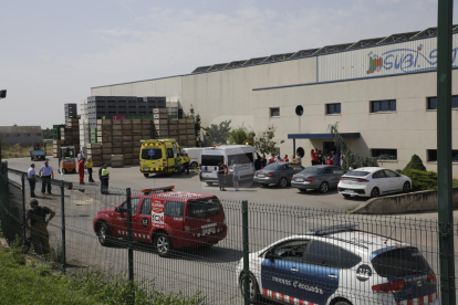 Servicios de emergencia y trabajadores delante de la empresa, situada en la carretera LP-9221 de Torre-serona.