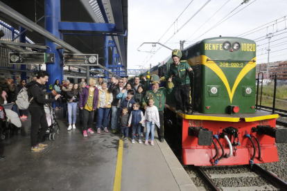 Imagen del primer convoy de la temporada del Tren dels Llacs, que empezó el 20 de abril. 
