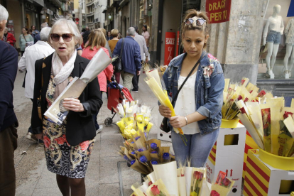 El Eix Comercial de Lleida se llenó como en las mejores ocasiones en una ‘diada’ de Sant Jordi con los libros y las rosas de protagonistas.