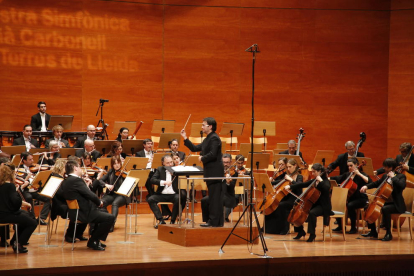 La Orquestra Julià Carbonell, con Alfons Reverté a la batuta, el mes pasado en el Auditori de Lleida.