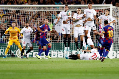 Luis Suárez marcó un golazo para inaugurar el marcador, con una chilena ante la que no pudo hacer nada la defensa sevillista.