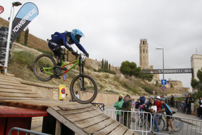 Un dels participants de la Down Town Lleida supera un obstacle.