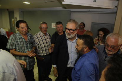 Larrosa, felicitado por militantes el lunes después de ganar las primarias del PSC de Lleida ciudad.