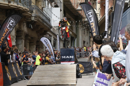 Uno de los participantes de la Down Town Lleida superando un obstáculo.