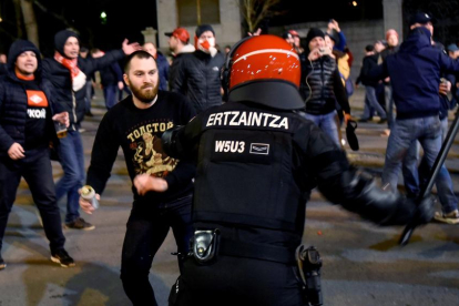 Un aficionado ultra del Spartak de Moscú se encara con un ertzaina durante los altercados en Bilbao.