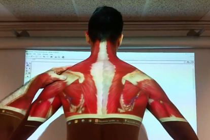 Captura del vídeo en el que se ve cómo López enseña a sus alumnos la anatomía humana.