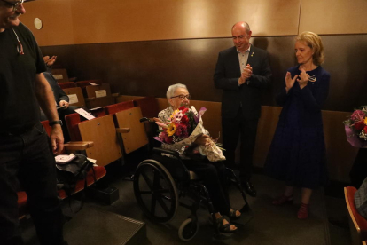 La consellera de Cultura, junto al alcalde, entregó un ramo de flores a Maria, hermana de Teresa Pàmies.