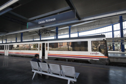 Un dels trens de rodalies de Renfe a l’estació de Lleida.