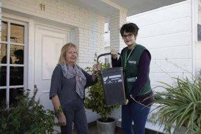 Una vecina de Ciutat Jardí, recibiendo ayer el kit para la recogida selectiva puerta a puerta.