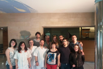 Foto de família d’alguns dels actors i l’equip de rodatge, a l’hospital Santa Maria de Lleida.