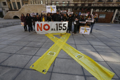 Els funcionaris surten en protesta pel 155 - Els funcionaris de la Generalitat es van concentrar ahir a Lleida per defensar l’escola catalana i protestar contra l’aplicació de l’article 155, coincidint amb el 37 aniversari de l’intent de c ...
