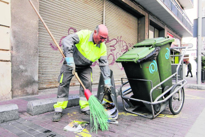 Imatge d’arxiu d’un operari d’Ilnet netejant els carrers de la capital del Segrià.