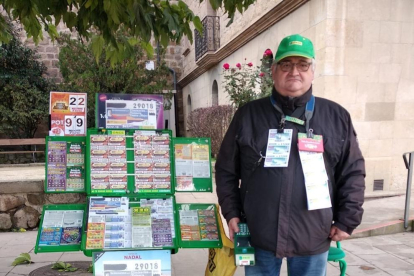 El venedor de l'ONCE Emilio Castillo Suárez, ahir al seu punt de venda del passatge Moreres de Solsona.