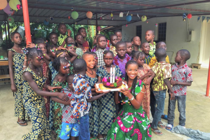 La jove lleidatana va celebrar el seu 26 aniversari amb els nens de l’orfenat de Cocon de Cabrousse, al Senegal.